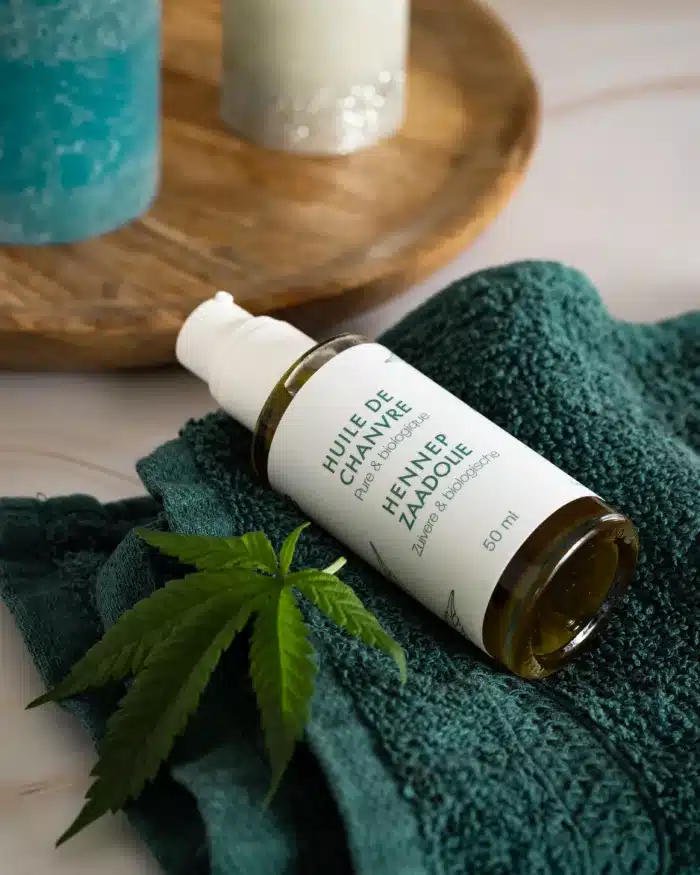 huile de chanvre cosmetique cannavie sur un essuie vert dans une salle de bain