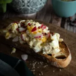 cannavie hennepzaad ei-eiwit toast op een houten plank om te proeven