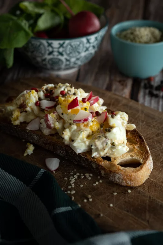 toast protéiné oeufs graines de chanvre cannavie posé sur une planche en bois pour dégustation