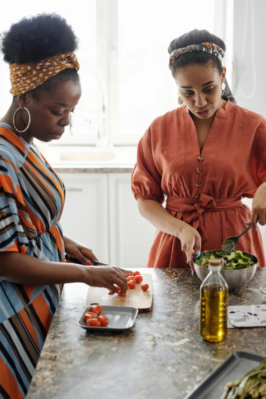 twee vrouwen koken met hennepolie