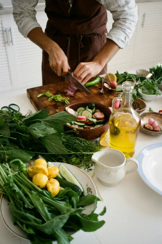 préparation d'une salade maison avec de l'huile de chanvre