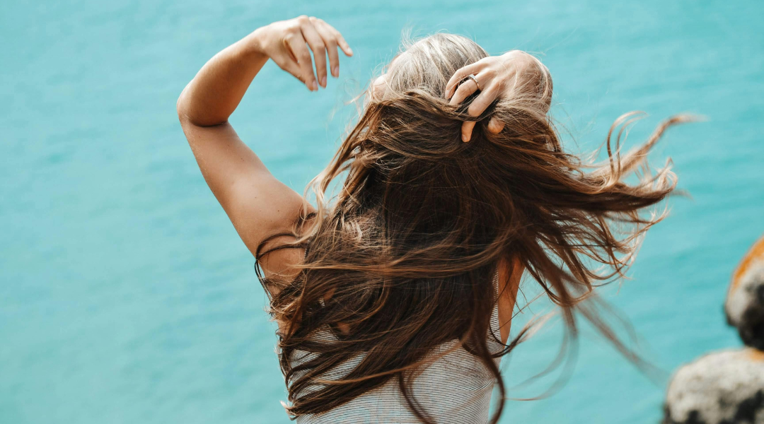 huile de chanvre pour cheveux, Comment réparer ses cheveux abimés par le soleil ?